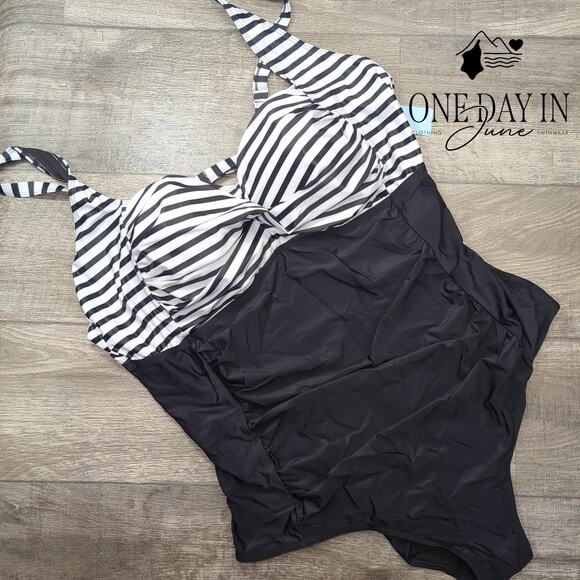 Yonique Plus Size Twist Front One Piece Swimsuit Size 28W - Picture 3 of 7